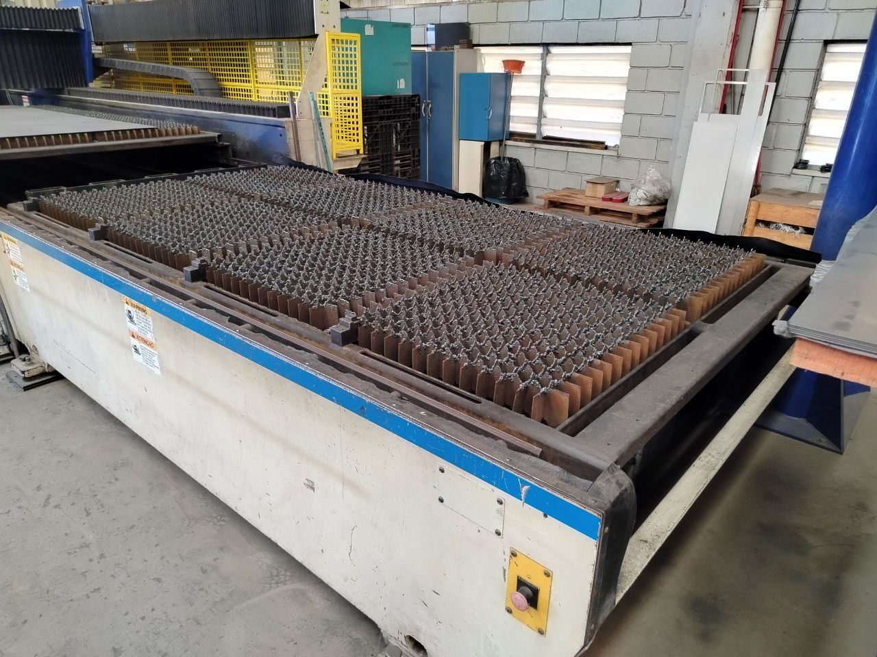 Máquina de Corte Laser CO₂ 4kW – Cincinnati CL-707 (5x10) com Fanuc C4000 - Miniatura 2